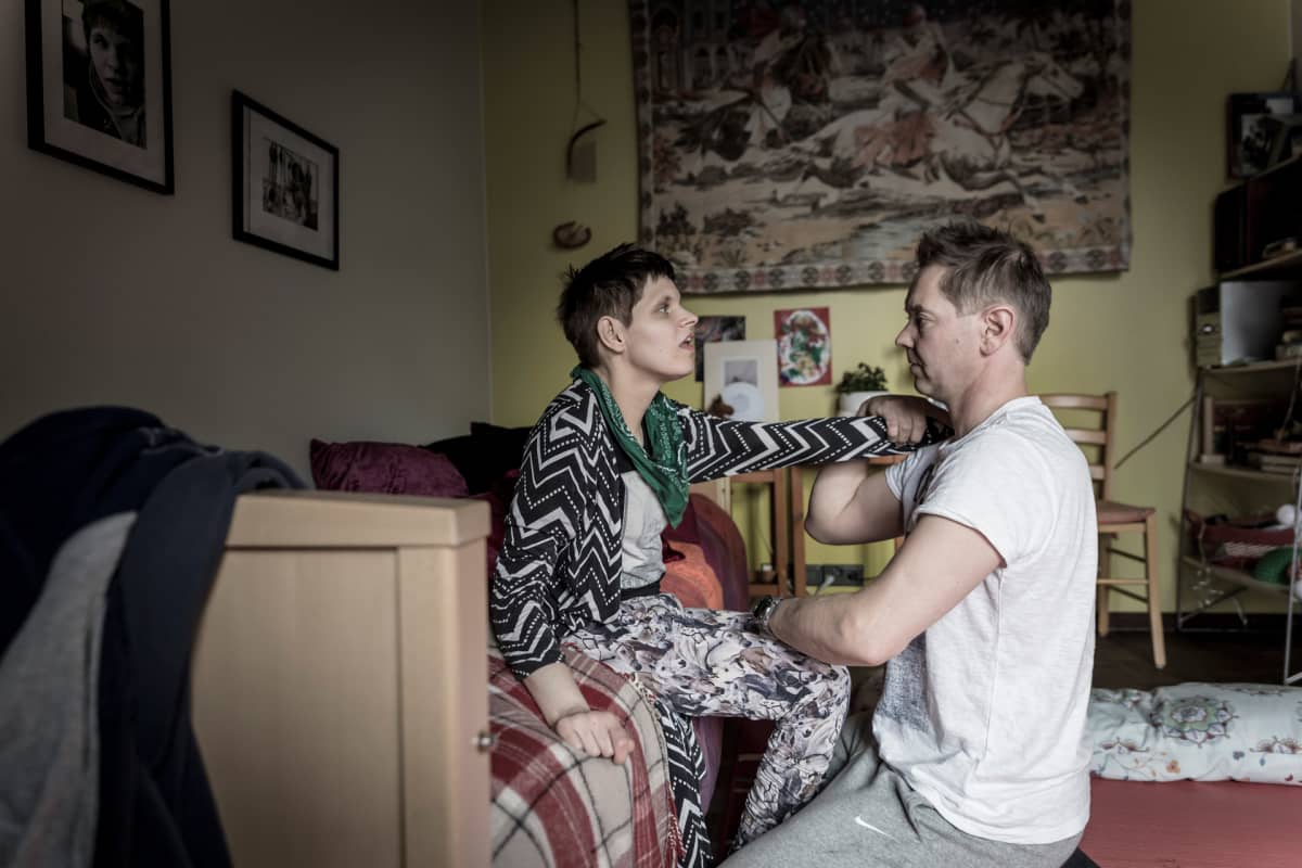 Kehitysvammainen Laura Saari ja fysioterapeutti Ville Laine