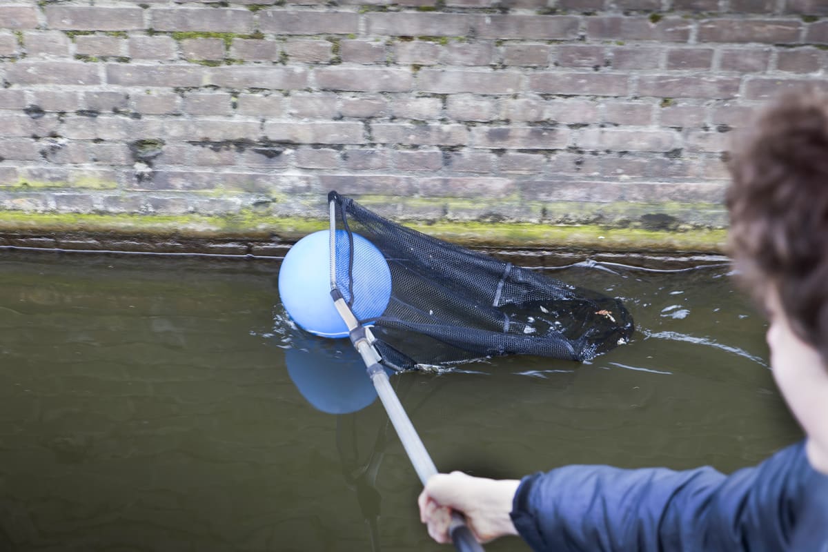 Plastic Whale-ryhmä kerää muoviroskaa Amsterdamin kanaaleista.