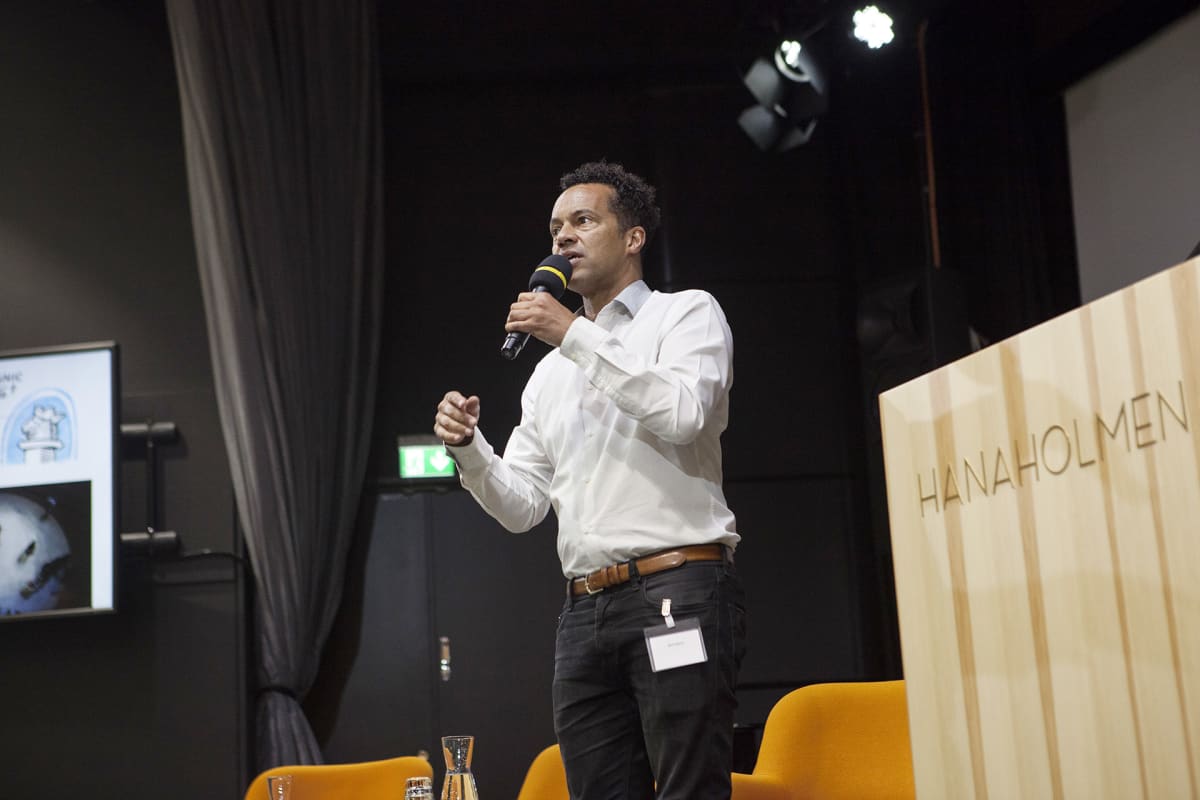 Nick Glynn kertoo työstään etnistä profilointia käsittelevässä konferenssissa Hanasaaressa.