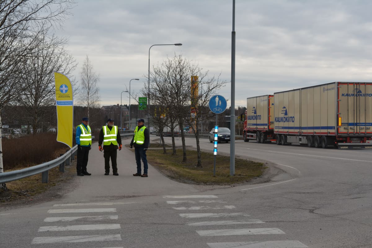 Vapaaehtoiset olivat koululaisten apuna maanantaina Jalasjärvellä, missä valtatien liikenne ohjataan kiertotielle.