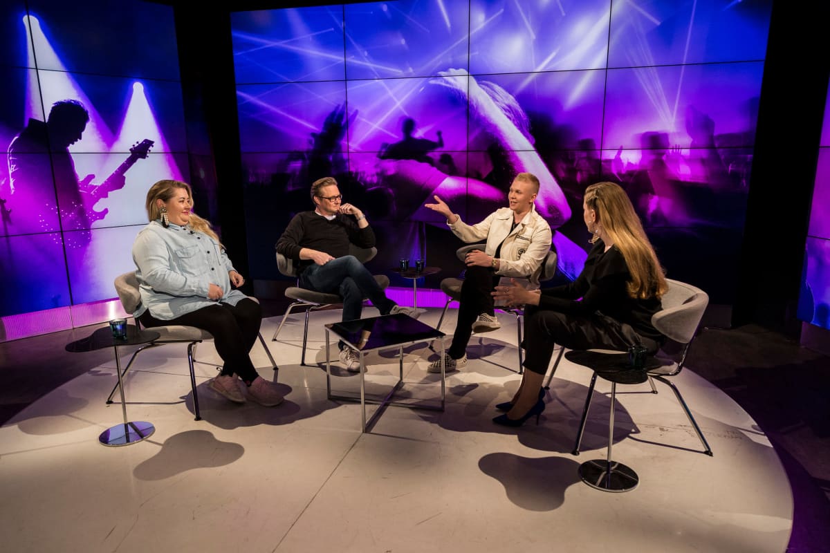 Tubettaja, rap-artisti Arttu Lindeman, Cheekin ja Jenni Vartiaisen manageri Carla Ahonius ja Sony Music Entertainment Finlandin kotimaisen tuotannon johtaja Timo Kuoppamäki A-studiossa 25.4.2018.