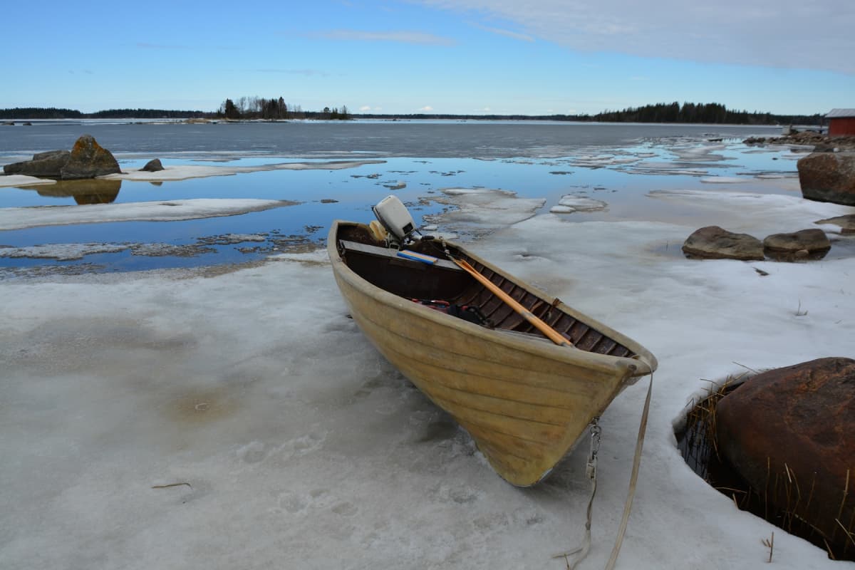 Melkein perillä. Viimeiset sadat metrit mökille taitetaan vielä jalan, sillä loppumatkan jää on vielä veneelle liian paksua.