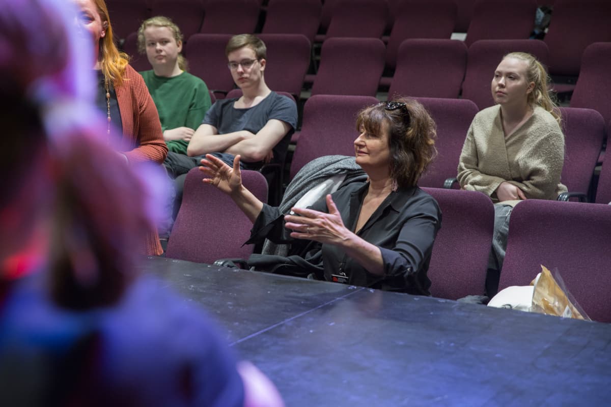 Kaupunginteatterin näyttelijä Heidi Herala on Martinlaakson lukion draamaryhmän teatterikummi.