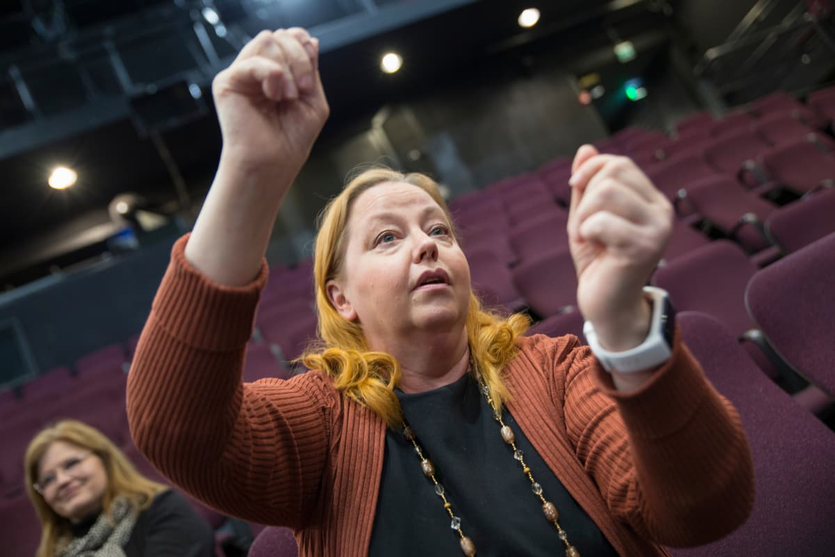 Martinlaakson lukion draamaryhmän opettaja ja ohjaaja Heli-Maria Suomi pitää Nuori Näyttämö -projektia upeana tilaisuutena ja mahdollisuutensa verkostoitua.