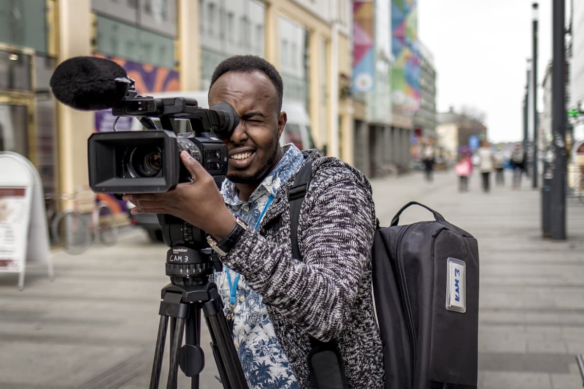 Daud Husseinin mukaan suomalaisessa mediassa juttujen kirjo on paljon laajempi kuin Somaliassa.