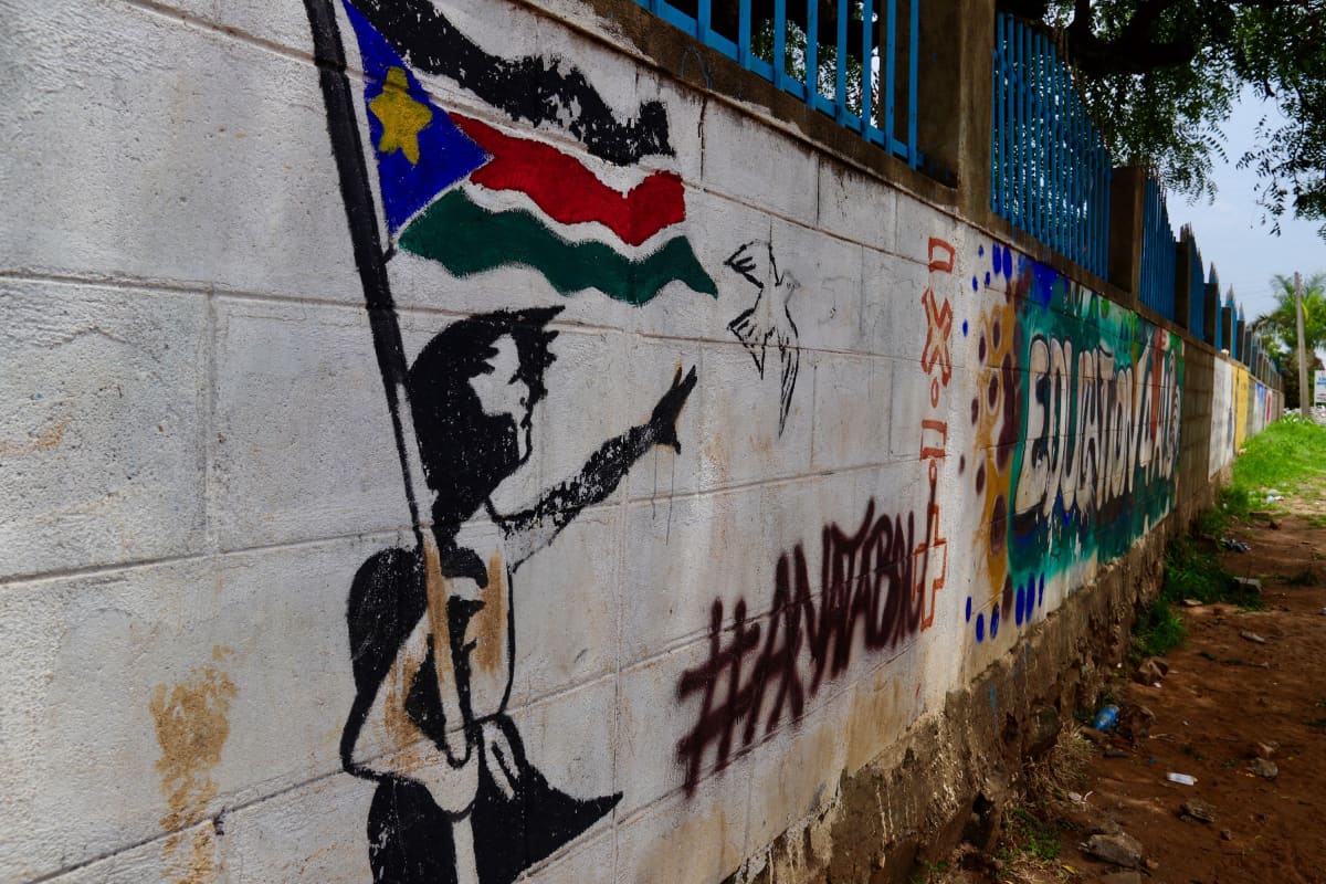 Tunnettu katutaitelija Banksy näkyy inspiraationa tässä muraalissa Juban keskustassa.