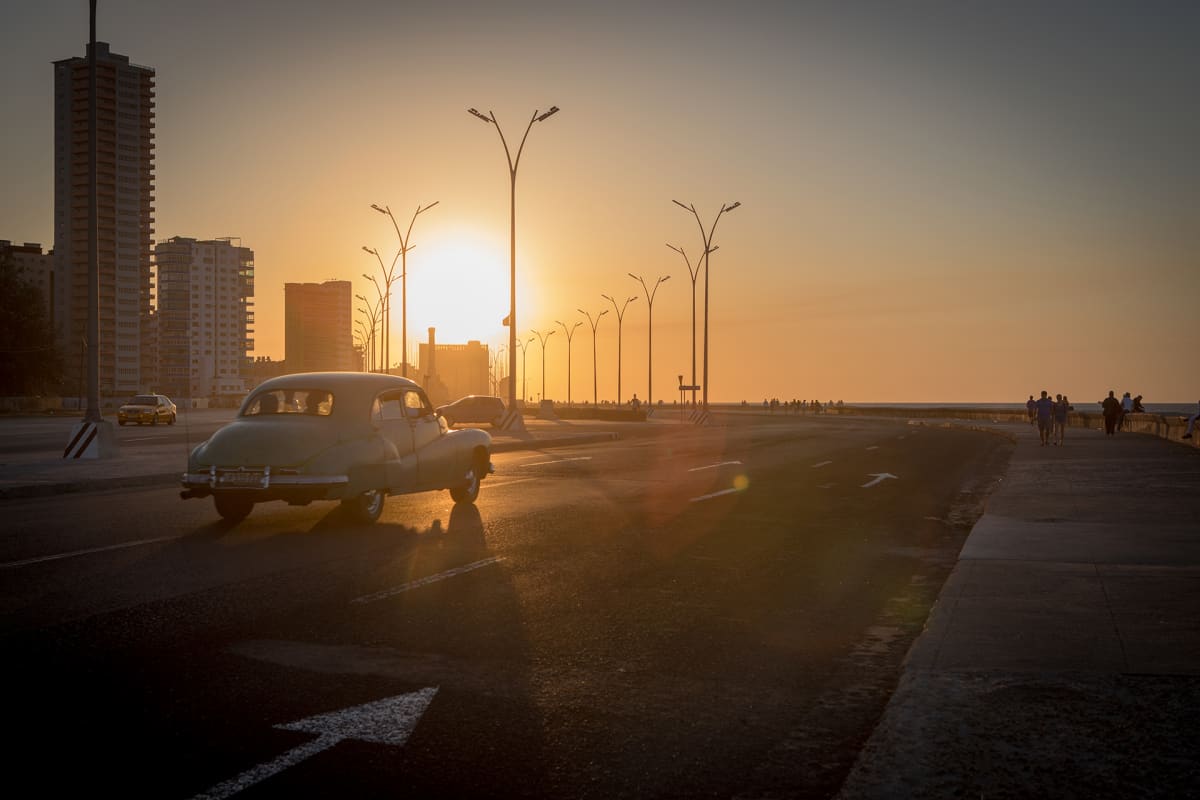 Amerikanrauta ajaa Havannassa kohti auringonlaskua.