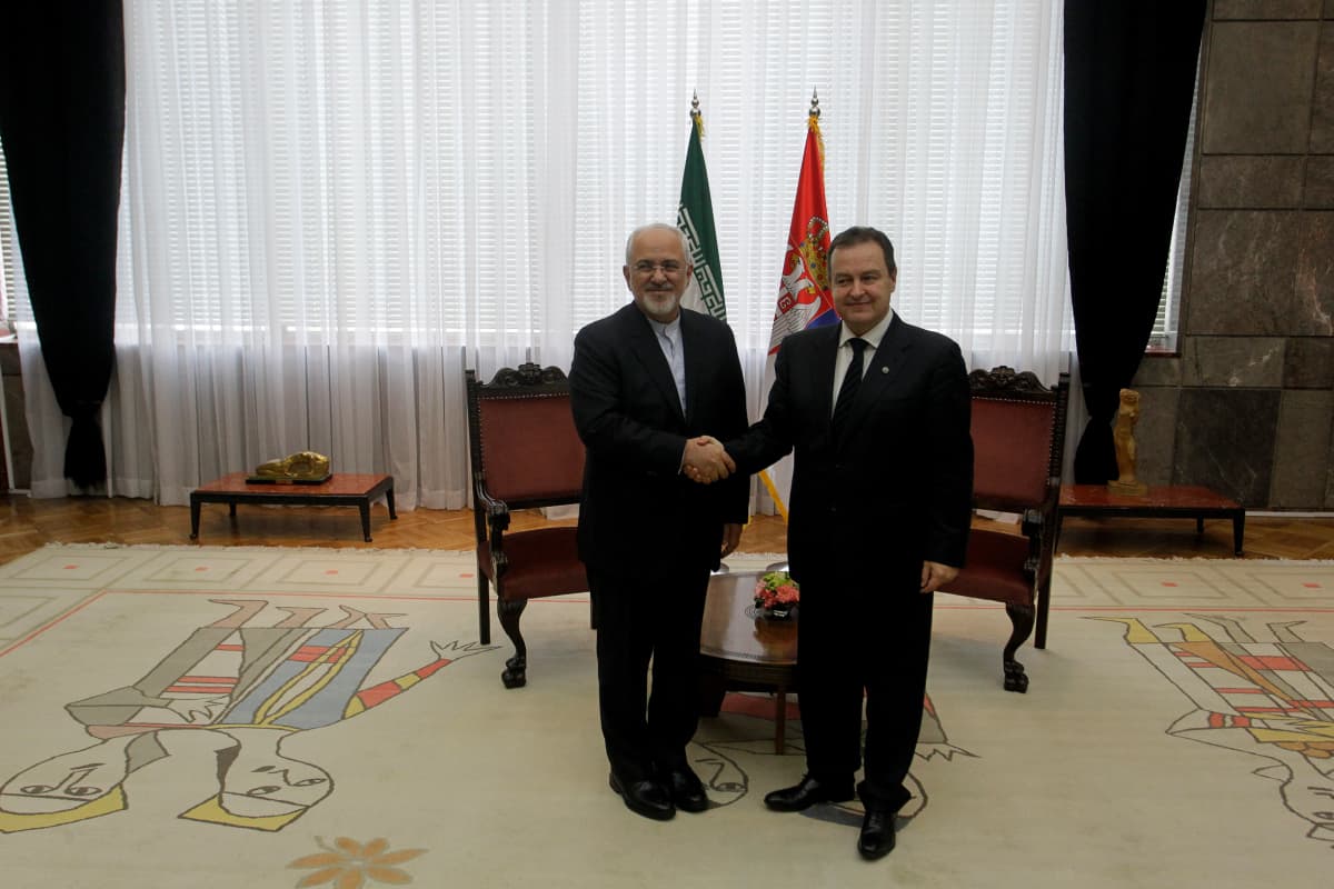 Iranin ulkoministeri Javad Zarif vieraili Belgradissa helmikuussa ja tapasi Serbian ulkoministerin Ivica Dačićin.