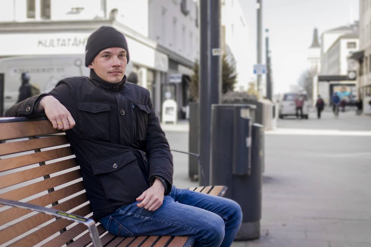 Esa Holappa istuu Oulun Rotuaarilla