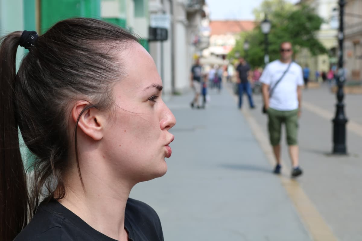 Opiskelija Milica Angela ei haluaisi tehdä myönnytyksiä Serbian EU-jäsenyyden eteen.