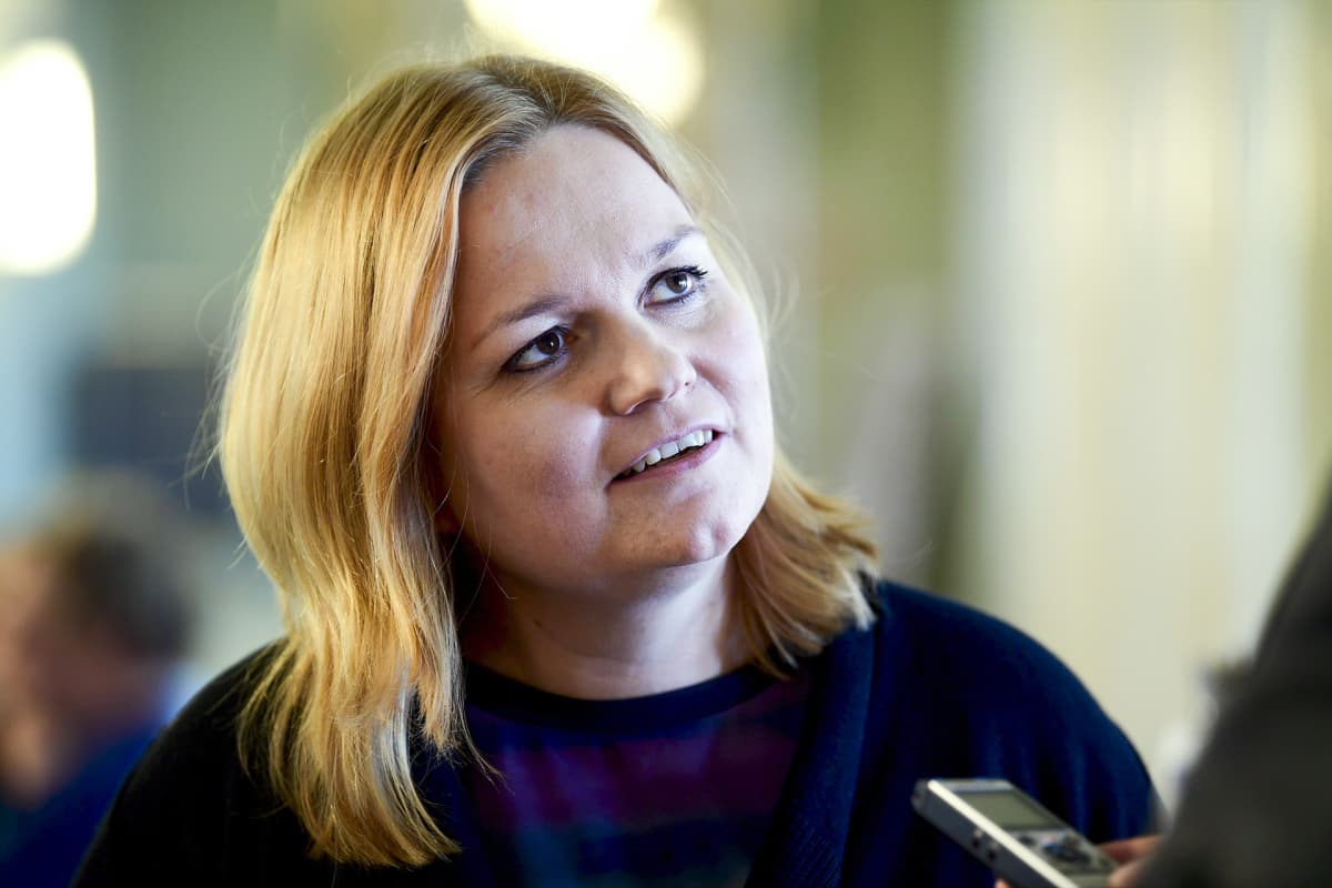 Eduskunnan sosiaali- ja terveysvaliokunnan puheenjohtaja Krista Kiuru (sd.) eduskunnassa Helsingissä perjantaina 4. toukokuuta