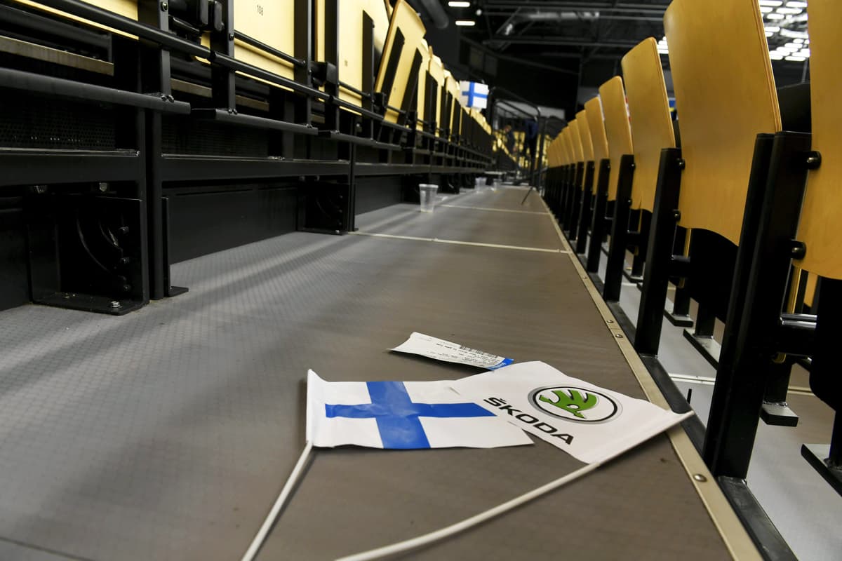 paperinen suomen lippu lattialla penkkirivien välissä