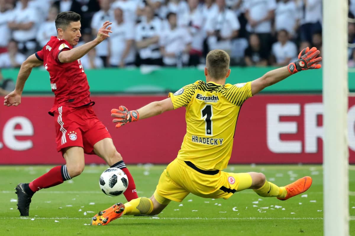 Bayernin Robert Lewandowski uhittelee Frankfurtin maalivahti Lukas Hradeckya.