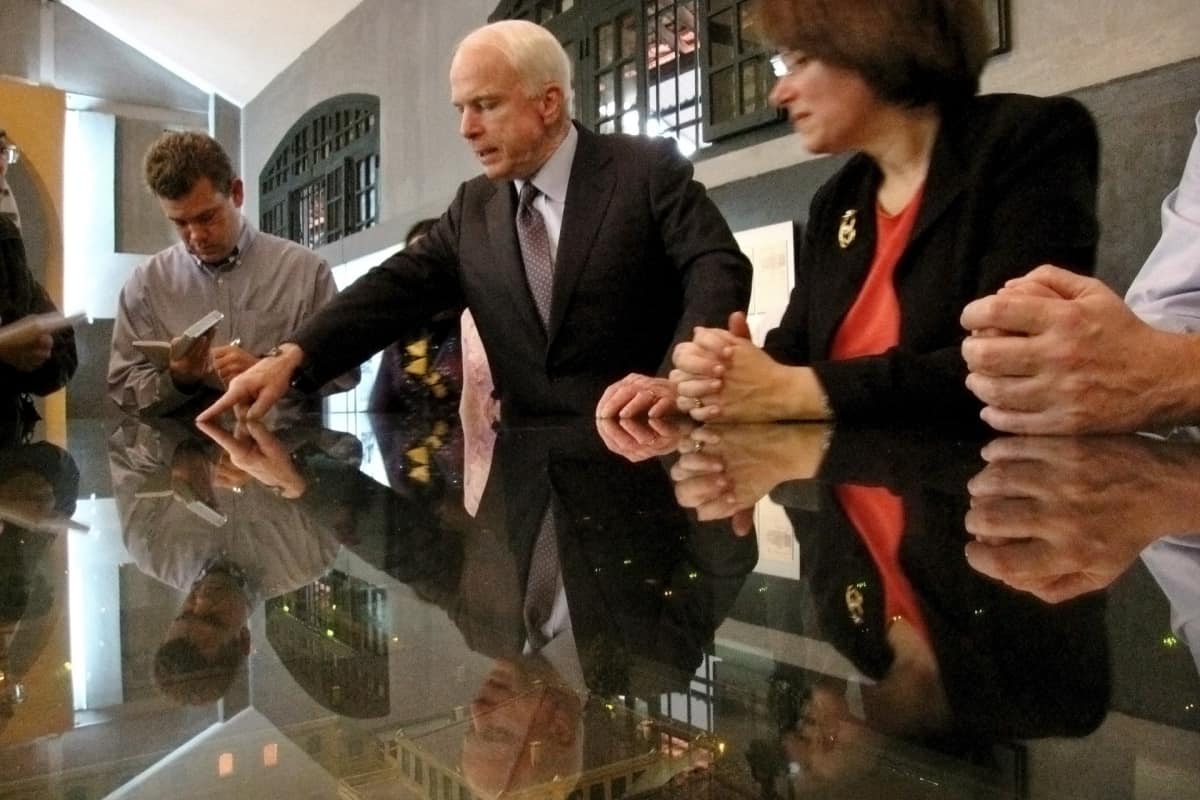 Senaattorit John McCain ja Amy Klobuchar vierailulla Hoa Lon vankilamuseossa Vietnamissa.
