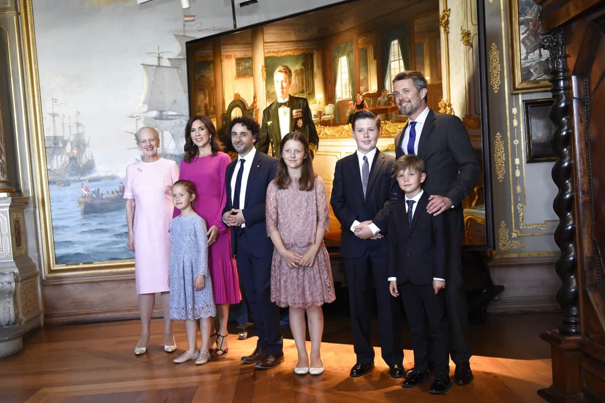 Tanskan kuningatar Margareeta II, kruununprinsessa Mary, kruununprinssi Frederik, prinsessa Isabella, prinssi Christian, prinssi Vincent ja prinsessa Josephine sekä taidemaalari Ralph Heimans yhteiskuvassa kruununprinssin uuden muotokuvan julkistamisen jälkeen Frederiksborgin linnassa.