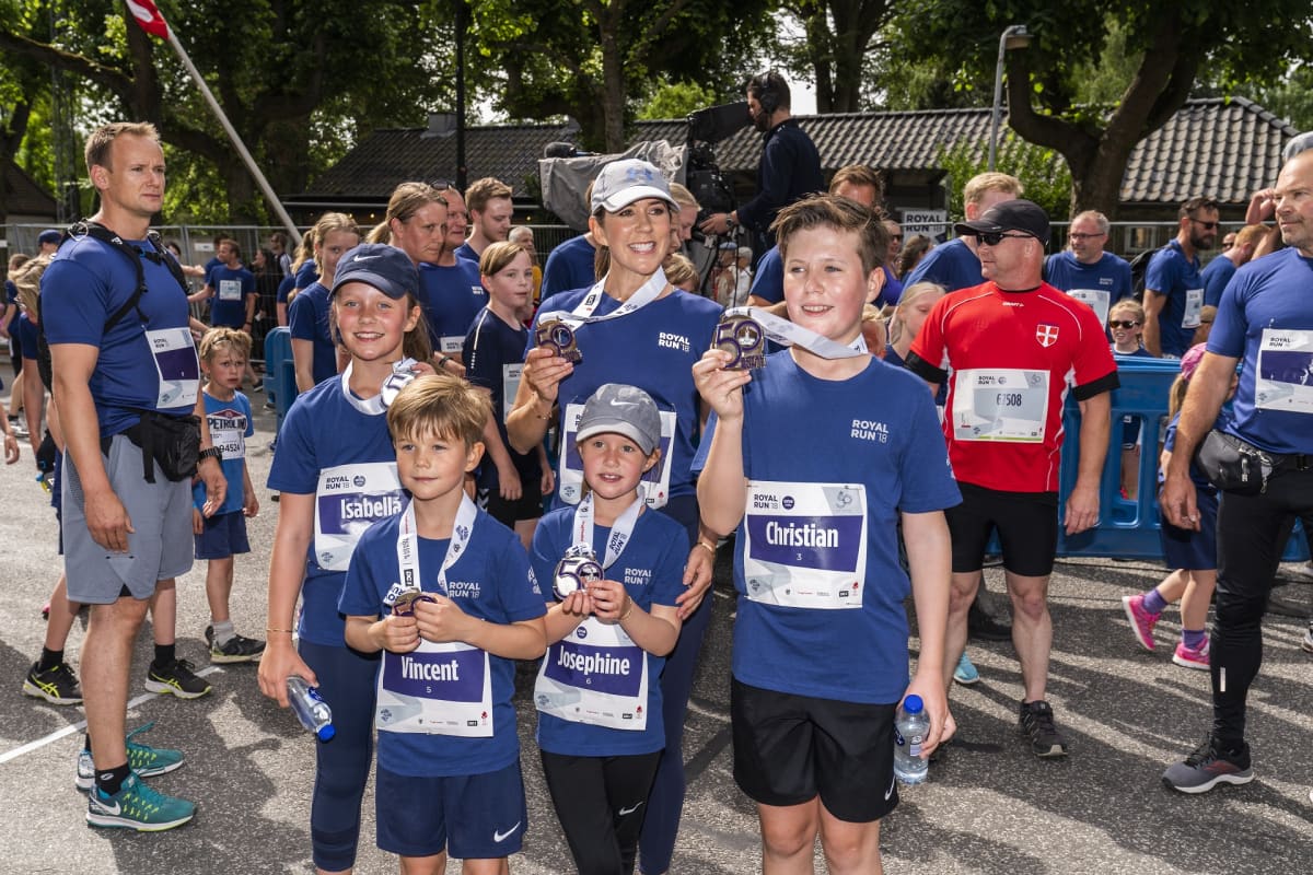 Tanskan kruununprinsessa Mary sekä lapset prinsessa Isabella, prinssi Vincent, prinsessa Josephine ja prinssi Christian hymyilevät Kööpenhaminassa kruununprinssi Frederikin 50-vuotisjuhlien kunniaksi järjestetyssä Royal Run -juoksutapahtumassa.