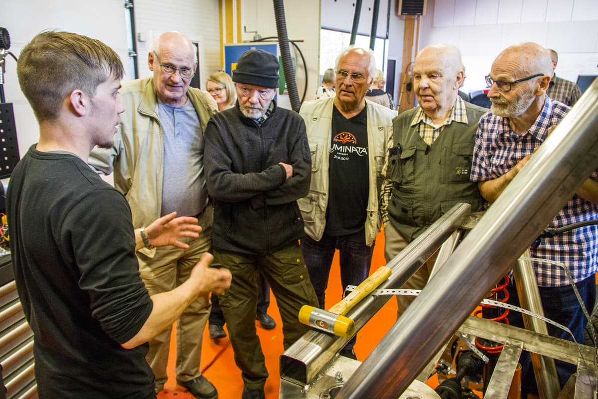 Aimo Karjalainen esittelee ultra-auton rakennetta vuonna 1968 valmistuneille Oulun teknillisen oppilaitoksen autoteknikoille.