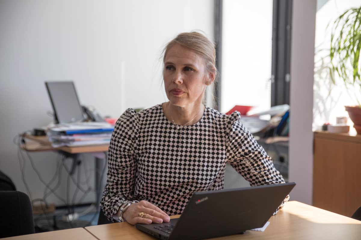 Leena Turpeinen työhuoneessaan