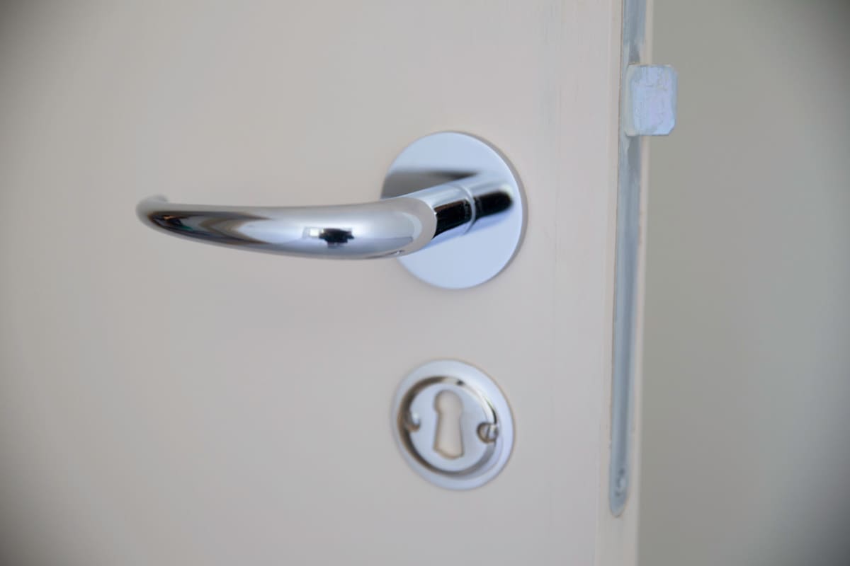 Käärmetalon huoneen ovenkahva