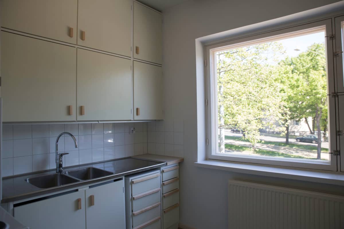 Keittiö remontoidussa käärmetalossa