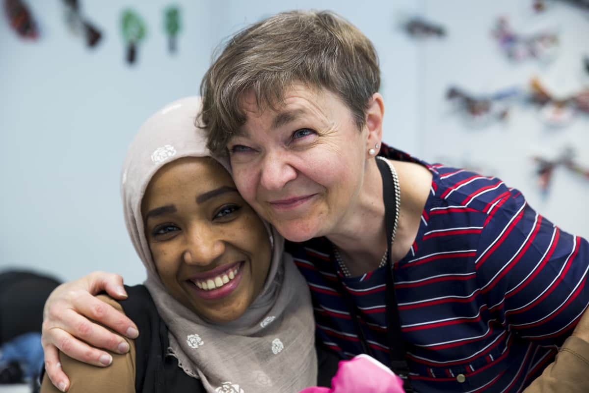 Lähihoitajaopiskelija Fatma Farah Suufi sekä opettaja Sirpa Holopainen.