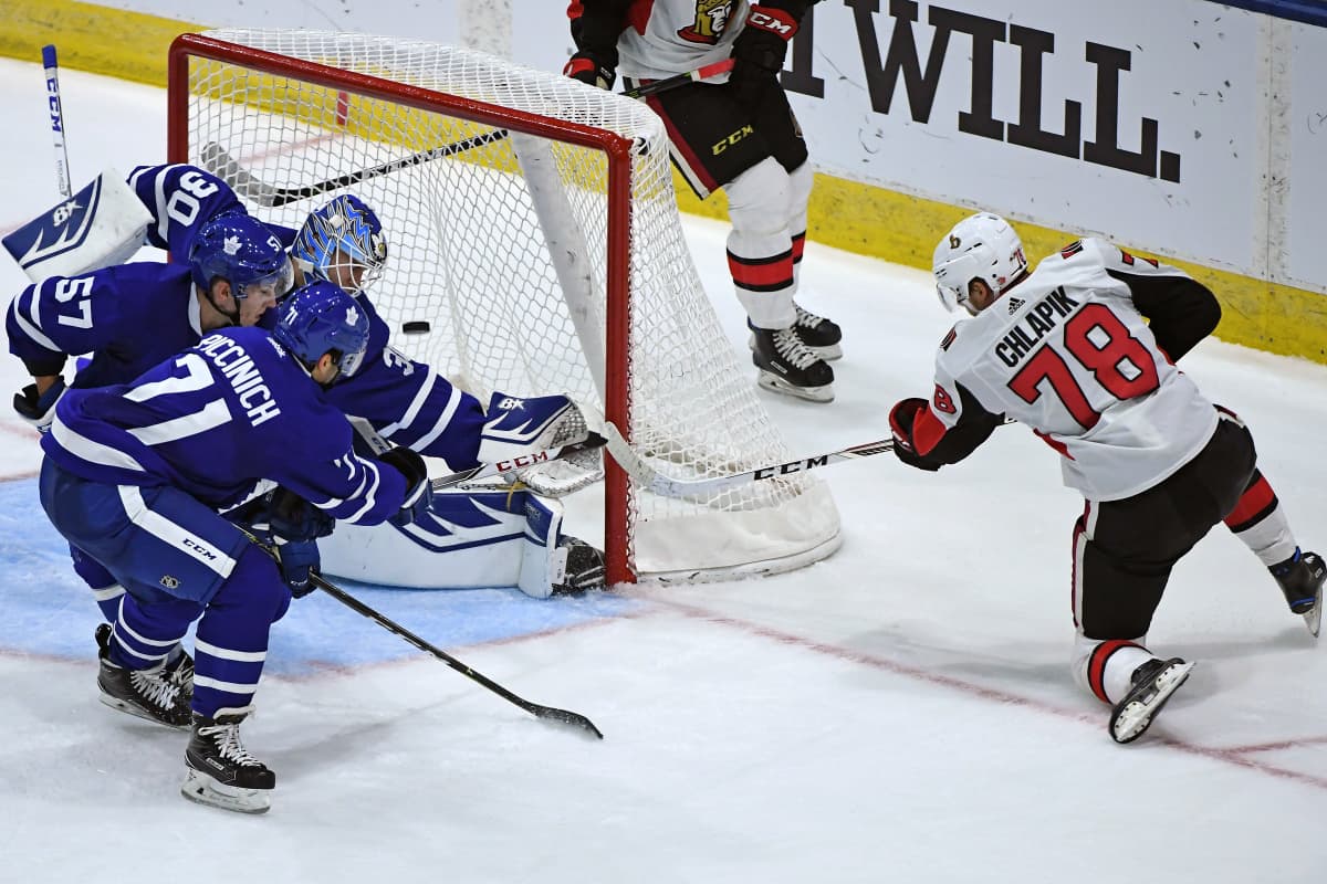Filip Chlapik (Ottawa Senators) tekee maalin Kasimir Kaskisuolle NHL-lupausten turnauksessa vuonna 2017.