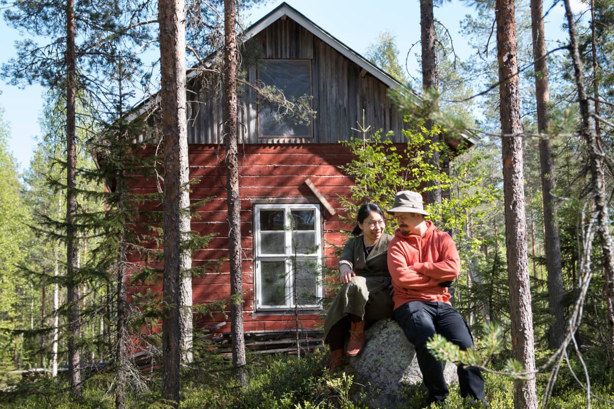 Katsumi ja Antti-Jussi Yliharjun ekotalossa on yli satavuotiaat hirret ja moderni uusiutuvan energian tekniikka.