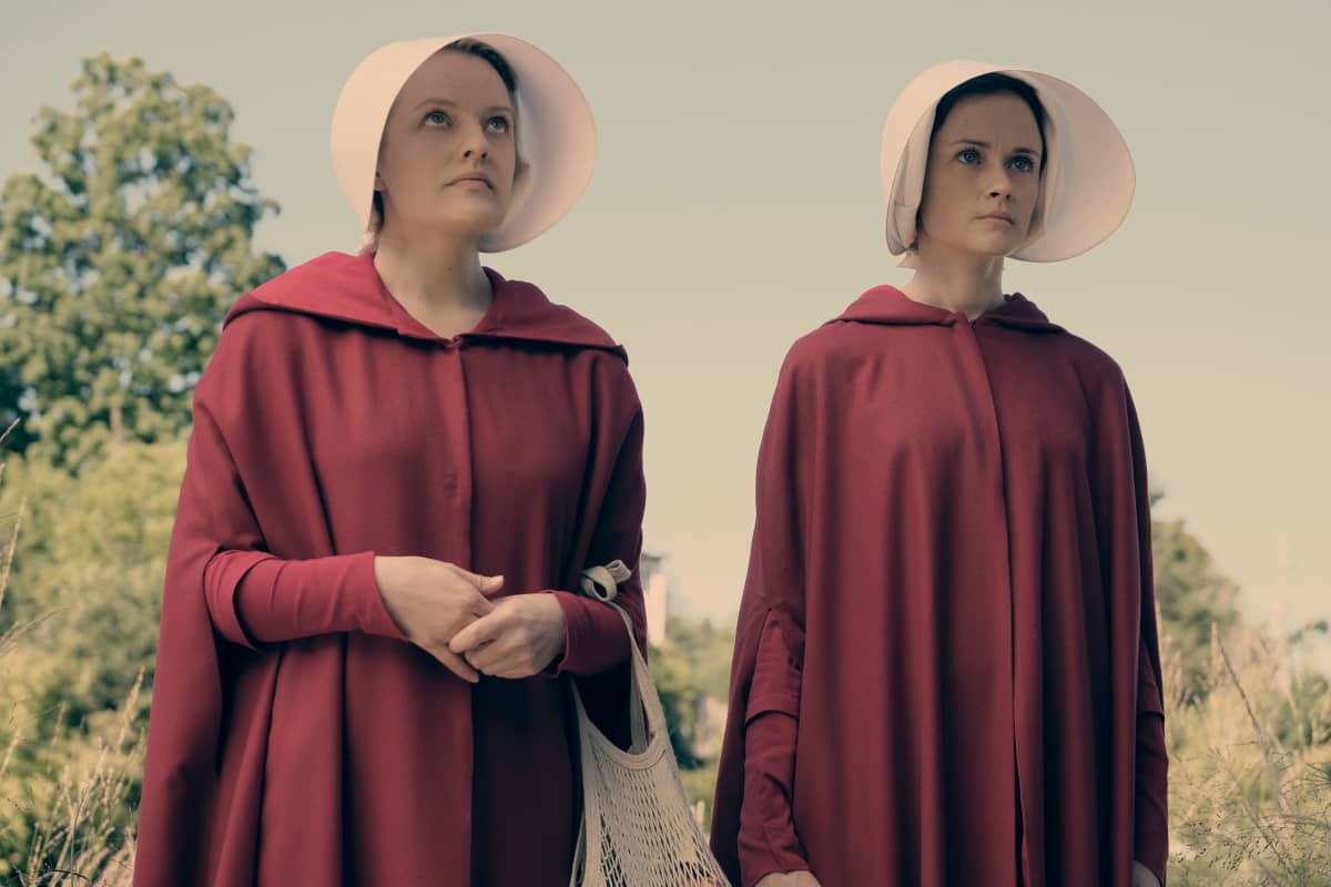 Handmaid's Tale -sarjan maailmassa osa naisista on alistettu orjattariksi.