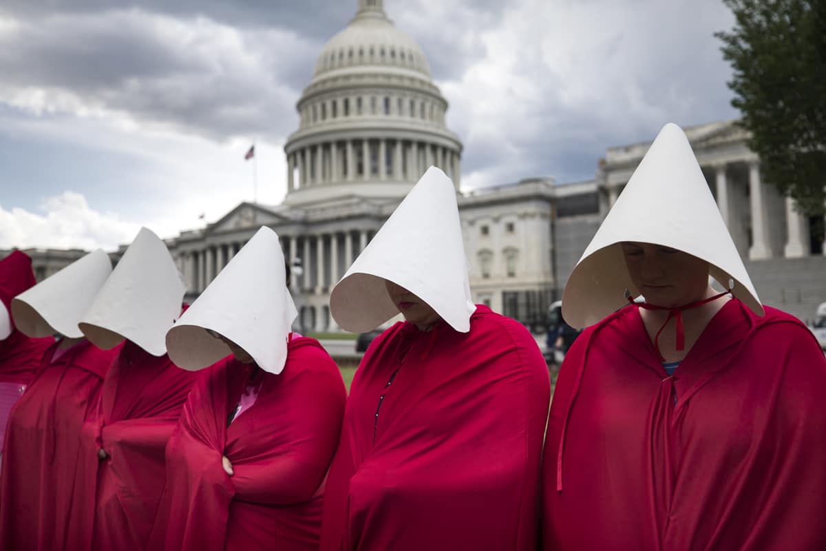 Handmaid's Tale -sarjan synnyttäjiksi pukeutuneet naiset osoittavat mieltään valkoisen talon edustalla Washingtonissa.