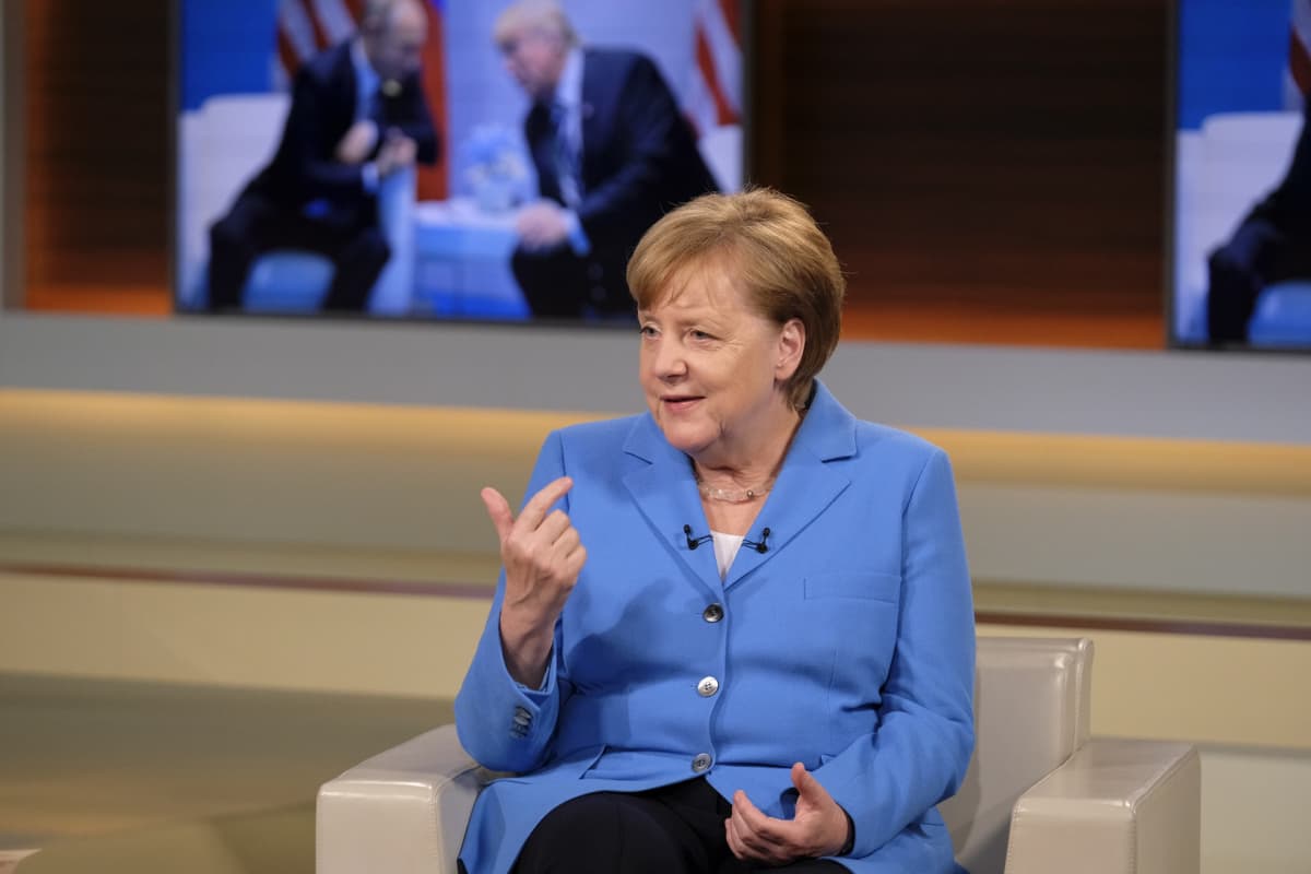 Saksan liittokansleri Angela Merkel istuu nojatuolissa Saksan yleisradioyhtiön tv-haastattelussa.