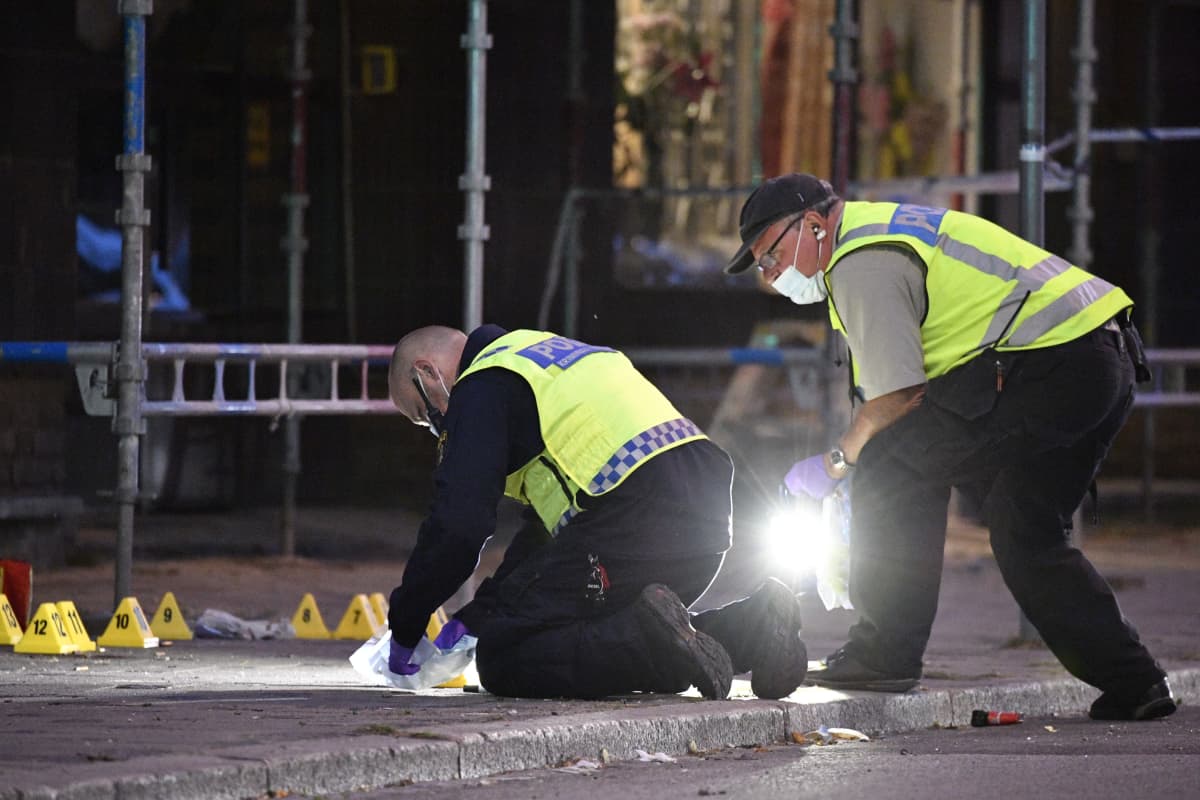 Malmön poliisi teki maanantaina rikosteknistä tutkintaa Drottningsgatanilla, missä ammuskelu tapahtui.