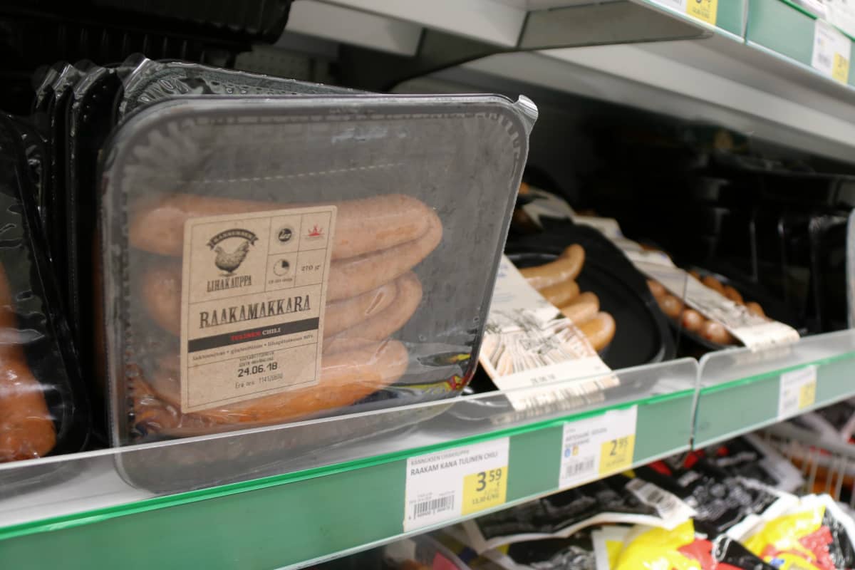 Broilerista tehtyä raakamakkaraa kaupan hyllyllä.