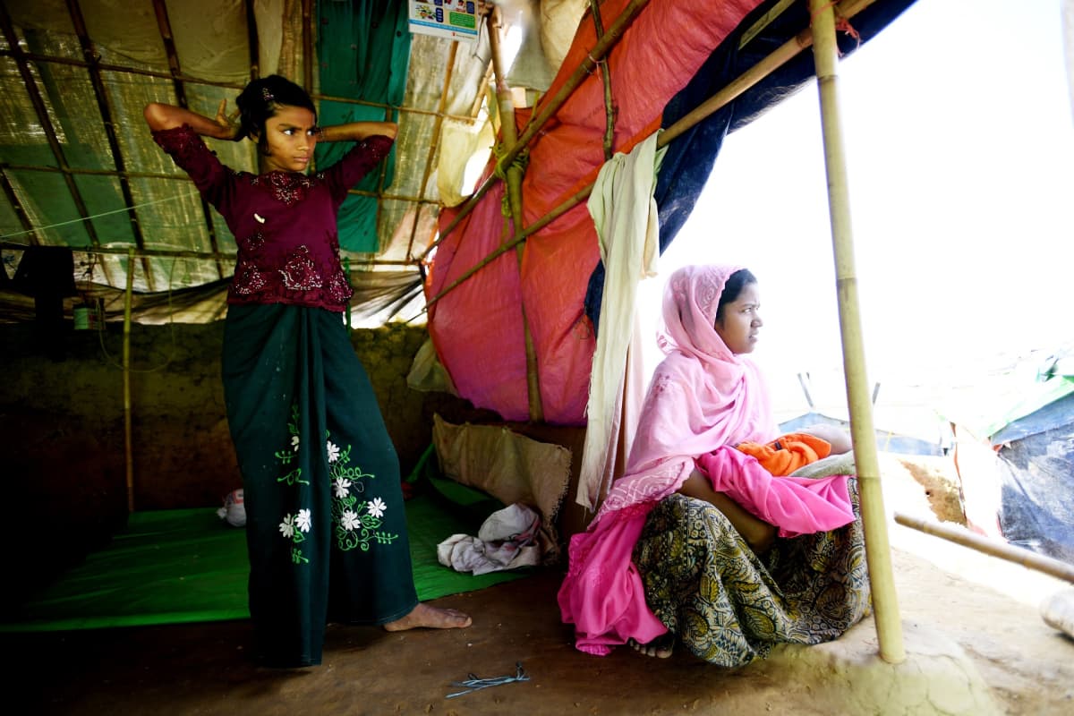 Rohingya-pakolaisia teltassaan Bangladeshissa.