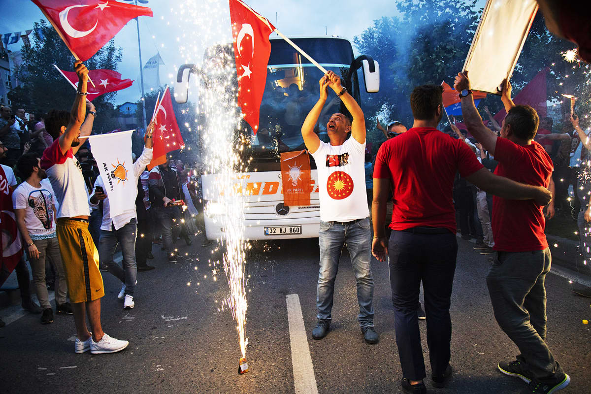 AKP-puolueen kannattajat aloittivat juhlinnan sunnuntai-iltana Istanbulissa.