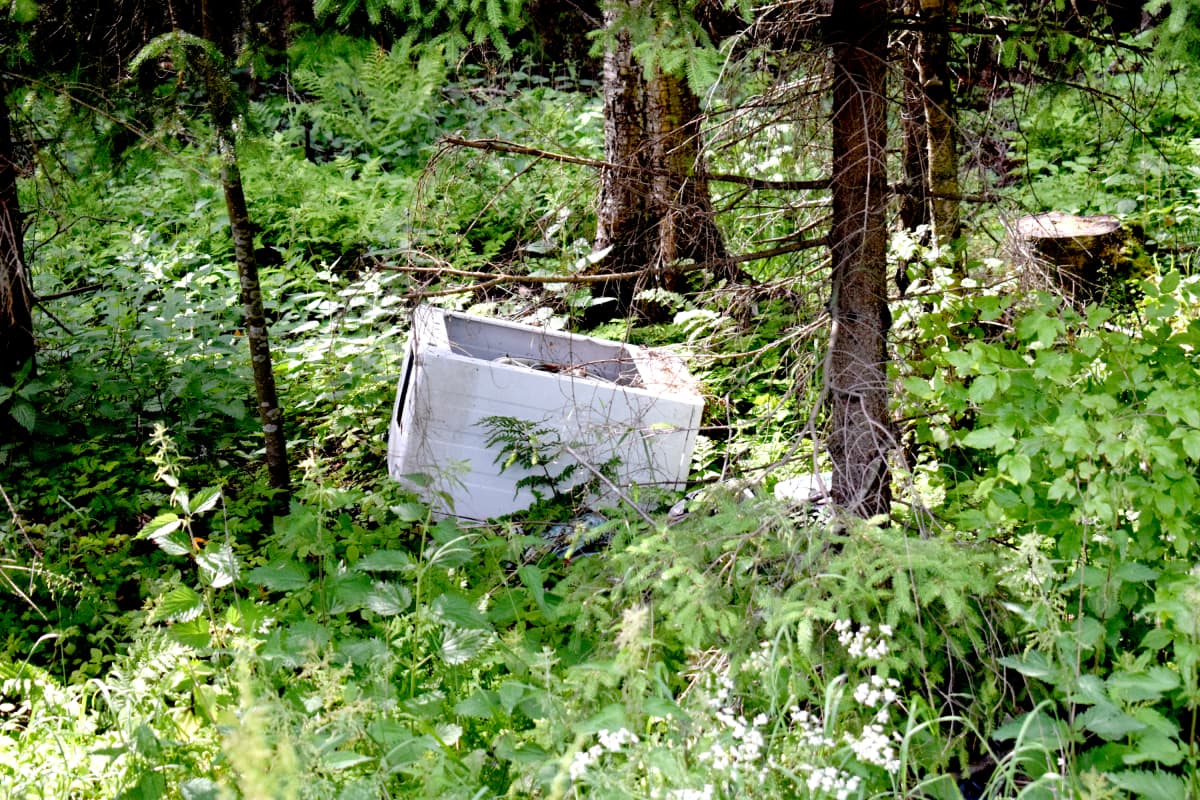 Roskainen pysähdyspaikka Porin Söörmarkussa.