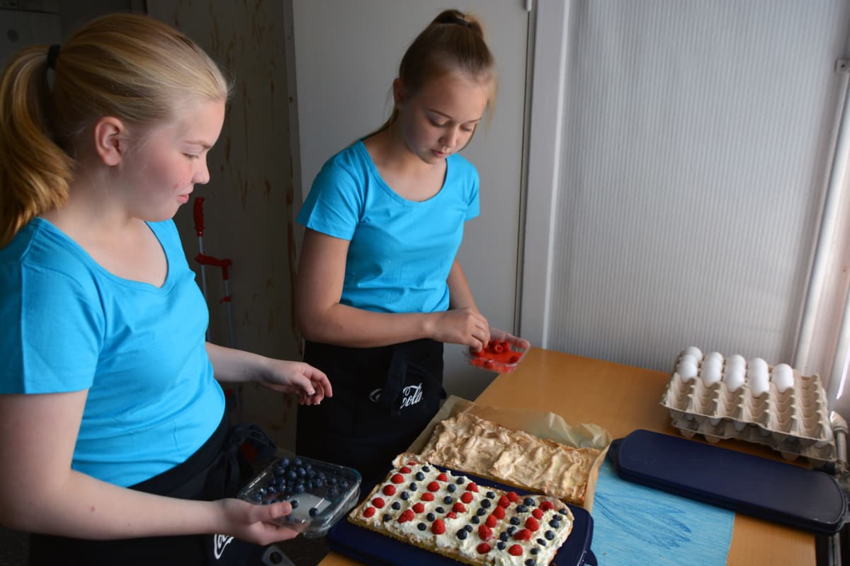 Venni Valli ja Vilma Kivelä leipomassa britakakkua.
