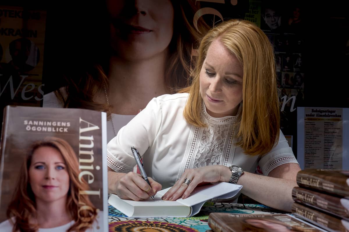 Ruotsin keskustapuolueen puheenjohtaja Annie Lööf signeeraa kirjojaan Visbyssä.