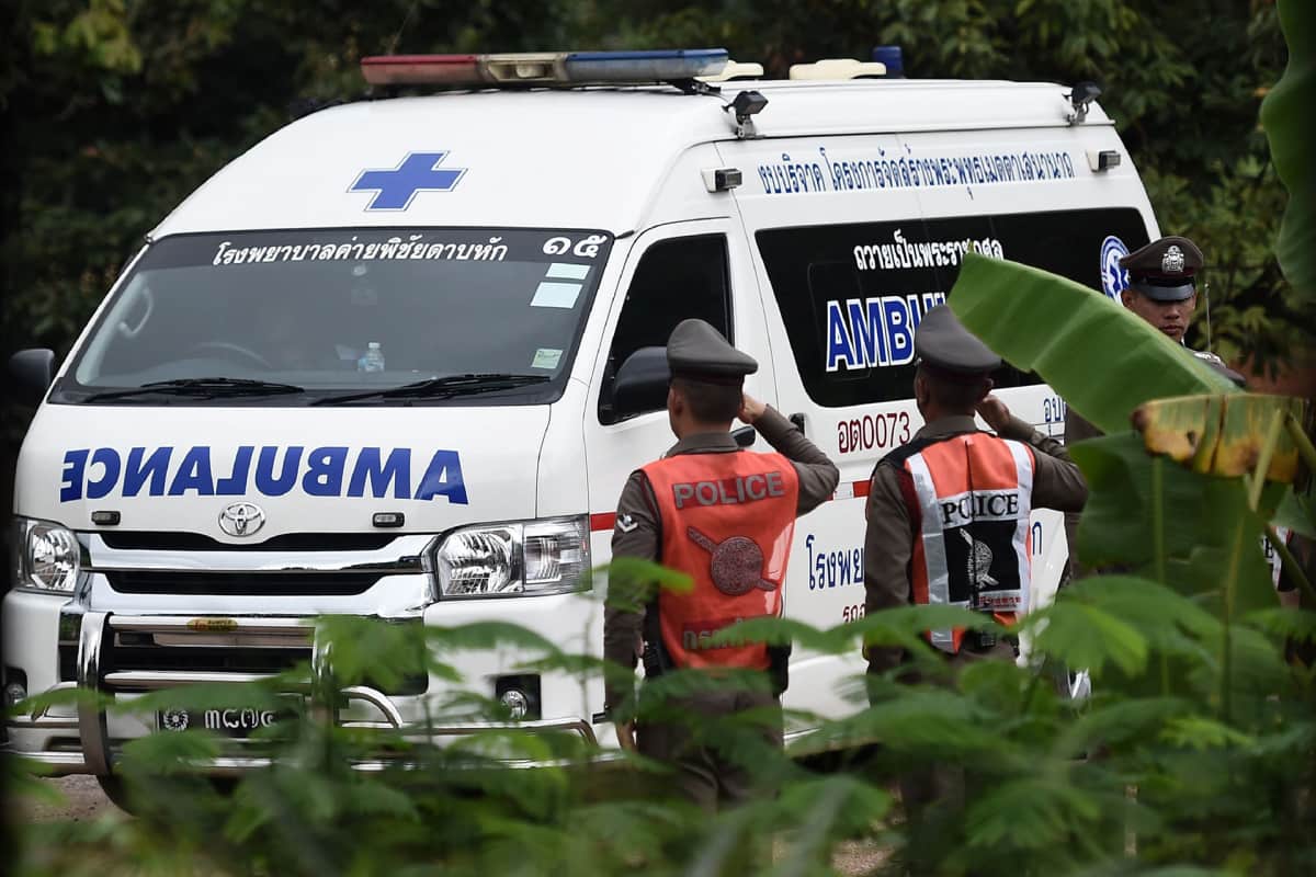 Ambulanssi poistumassa luolastolta.