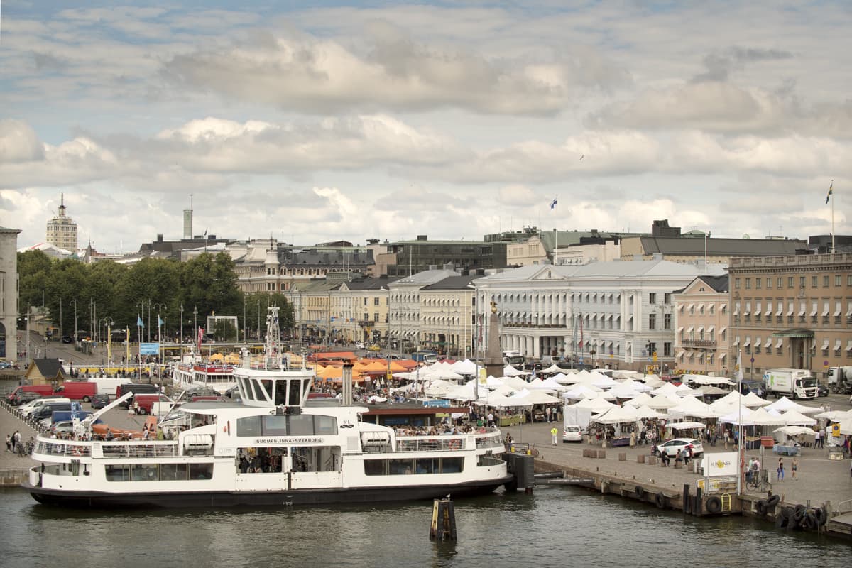 Suomenlinnan lautta Kauppatorin rannassa helsingissä.