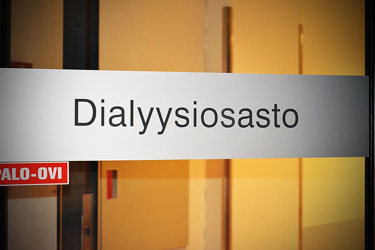 Dialyysiosaston kyltti.