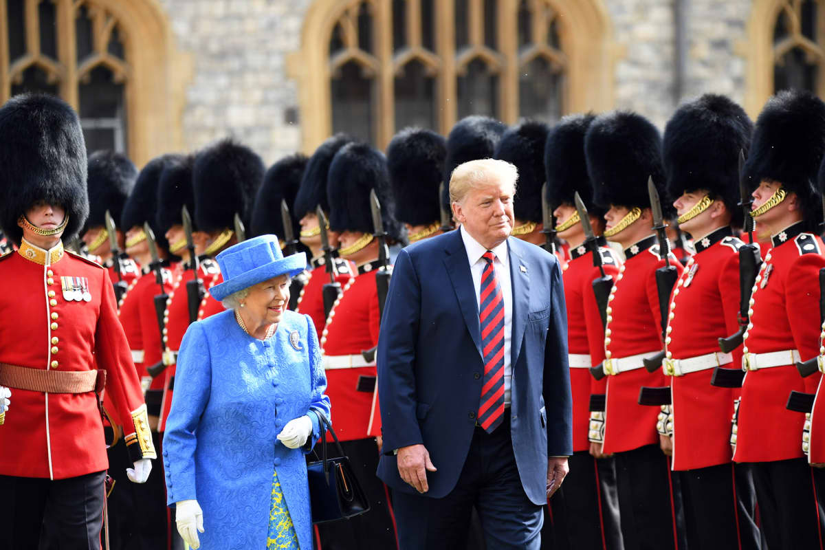 Kuningatar Elisabeth II ja presidentti Donald Trump tarkastavat kaartin.