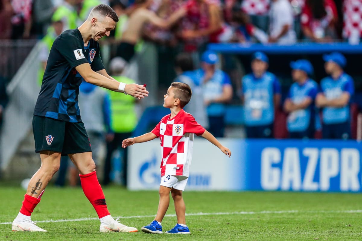 Perisic poikansa kanssa kentällä