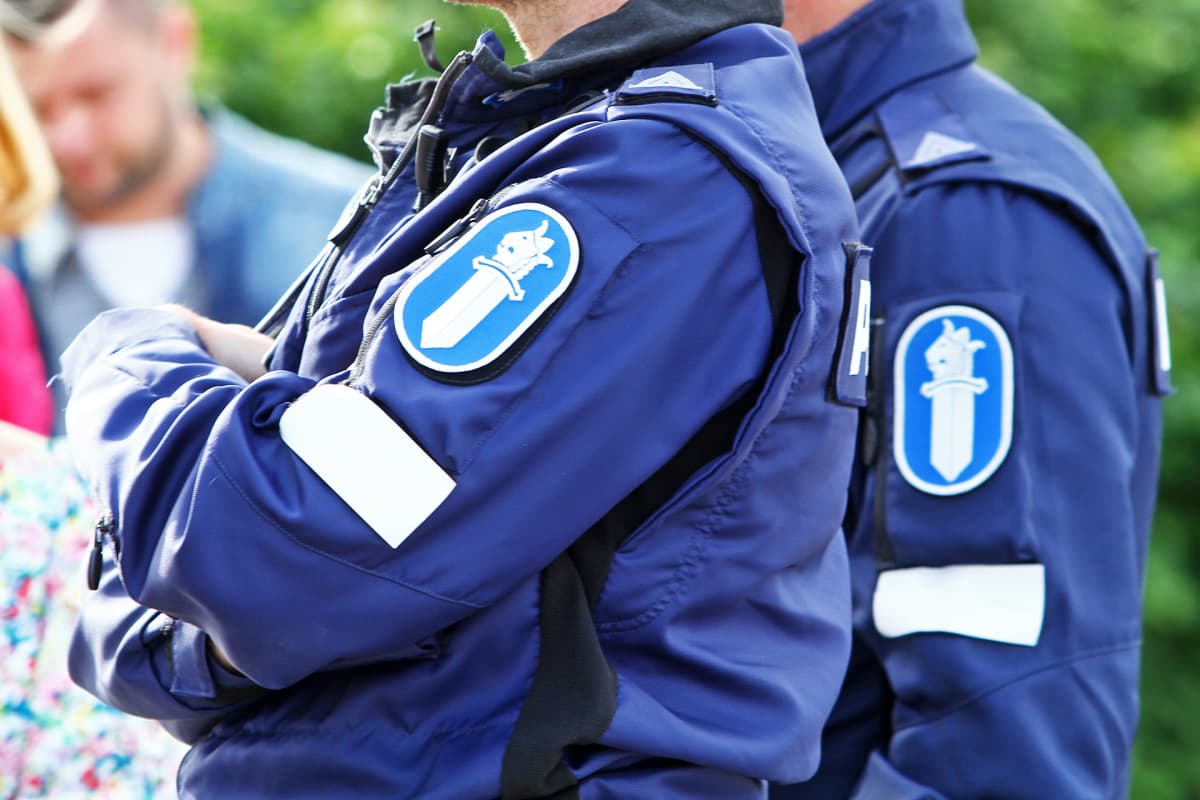 Poliiseja puvuissaan.
