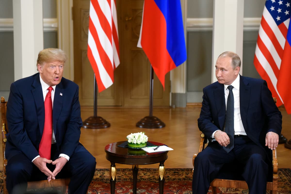 Trumpin ja Putinin kehonkieli oli jäyhää, mikä saattoi johtua osin molemminpuolisesta myöhästelystä.