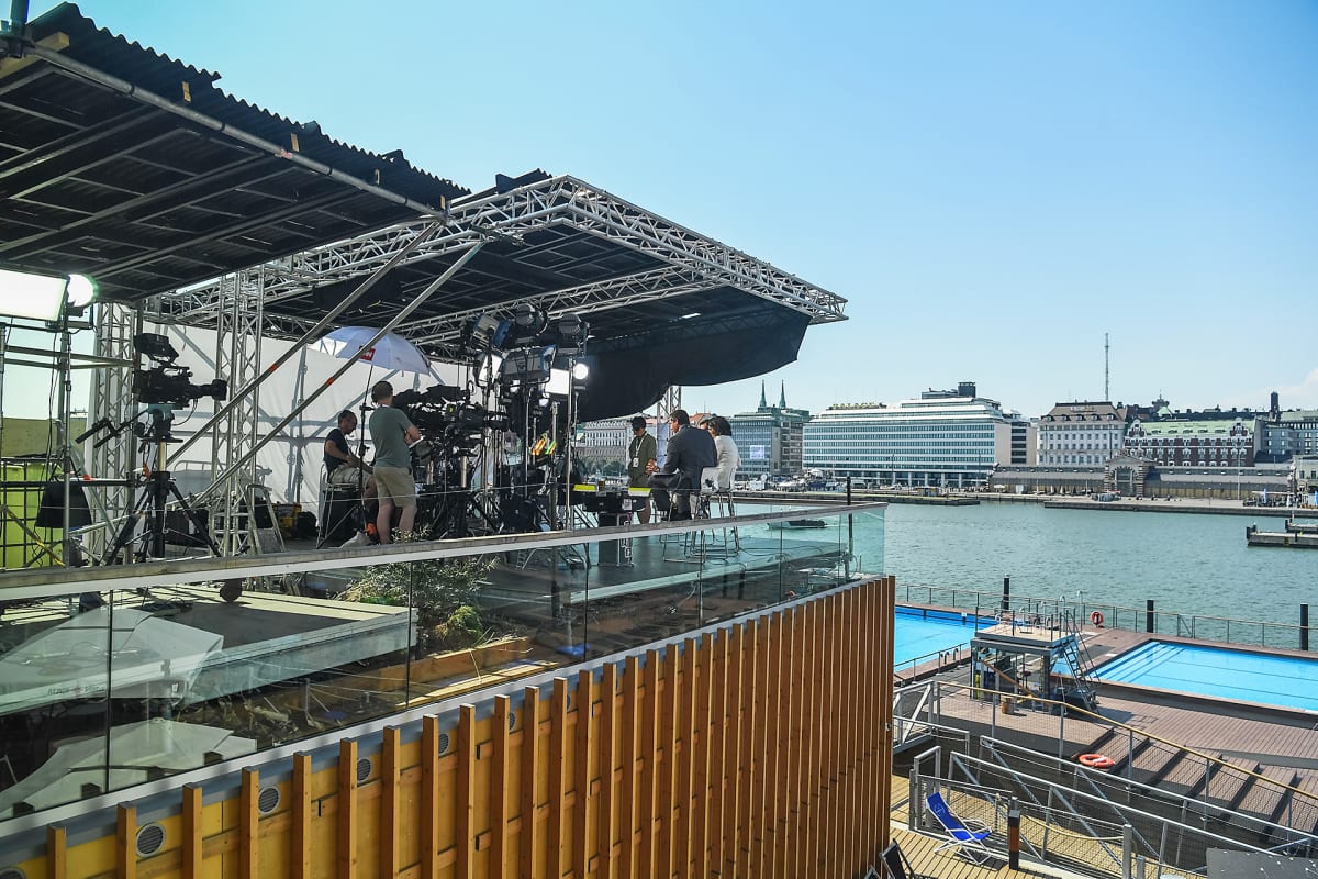 CNN-tv-yhtiön kuvauspaikka Allas Sea Poolilla Helsingin Kauppatorin vieressä.