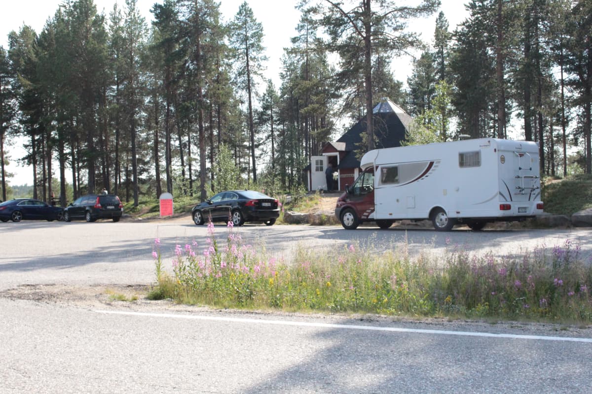 Tienvarsimyymälä Kilpisjärventiellä.