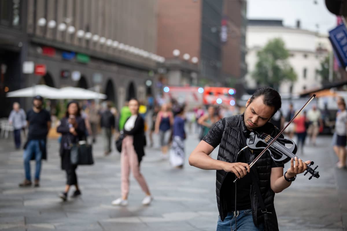 Pietarilainen Alexander Gerb soittaa viulua Helsingin keskustassa.