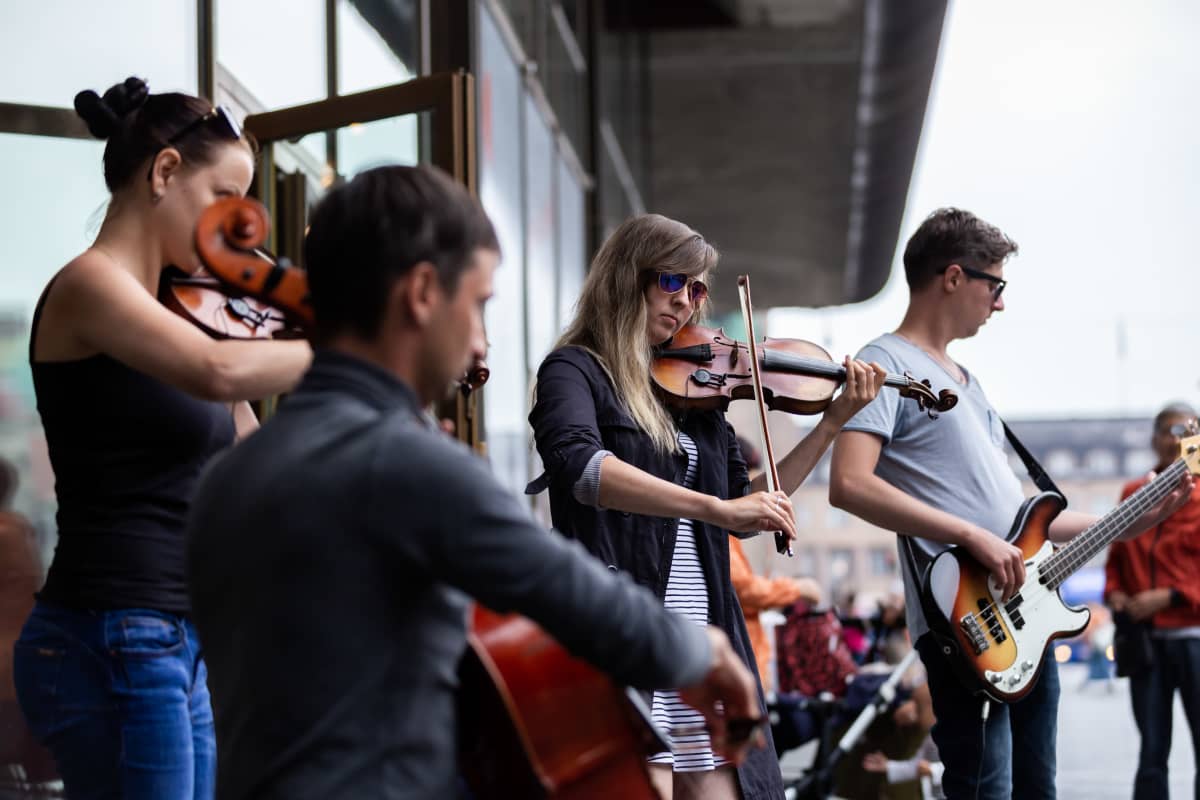 Pietarilainen B-Rock eli Vladimir Kornilev (sello, edessä), Regina Mamchenko (viulu), Irina Shuyskaya (viulu) ja Dmitry Stasevich (basso). Yhtye soittaa Helsingin Keskuskadulla.