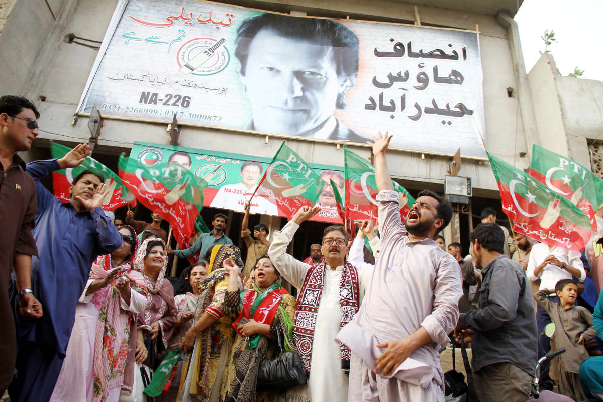 PTI:n kannattajat juhlivat kadulla Hyderabadissa.