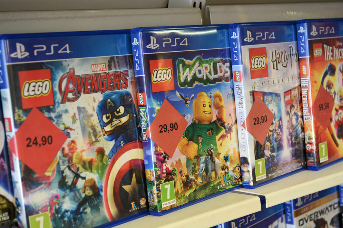 Playstation 4 pelejä pelikaupan hyllyssä. Lego Avengers, Lego Harry Potter.